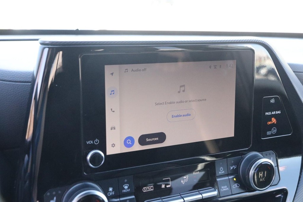 Toyota Highlander Vehicle Full-screen Gallery Image 18