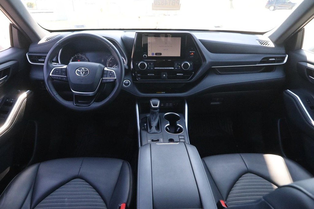 Toyota Highlander Vehicle Full-screen Gallery Image 23