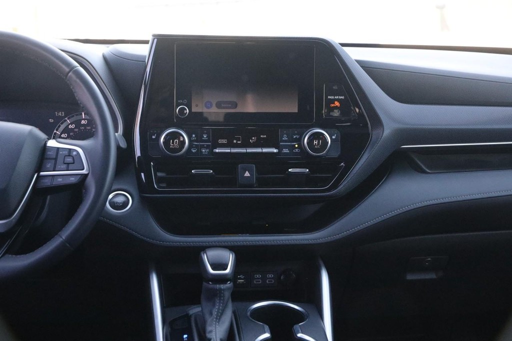 Toyota Highlander Vehicle Full-screen Gallery Image 25