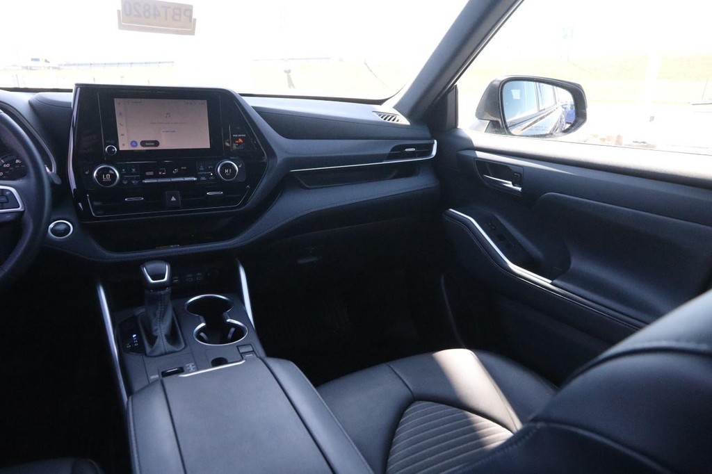 Toyota Highlander Vehicle Full-screen Gallery Image 27