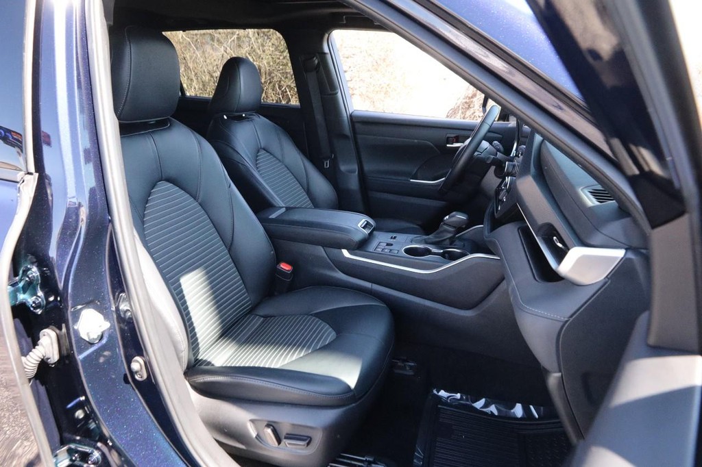 Toyota Highlander Vehicle Full-screen Gallery Image 28