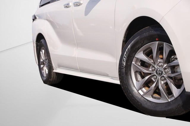 Toyota Sienna Vehicle Image 03
