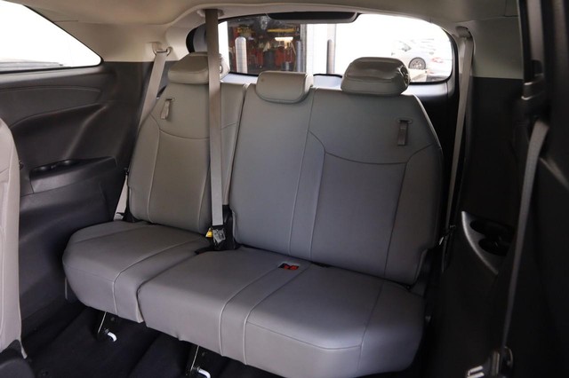 Toyota Sienna Vehicle Image 12