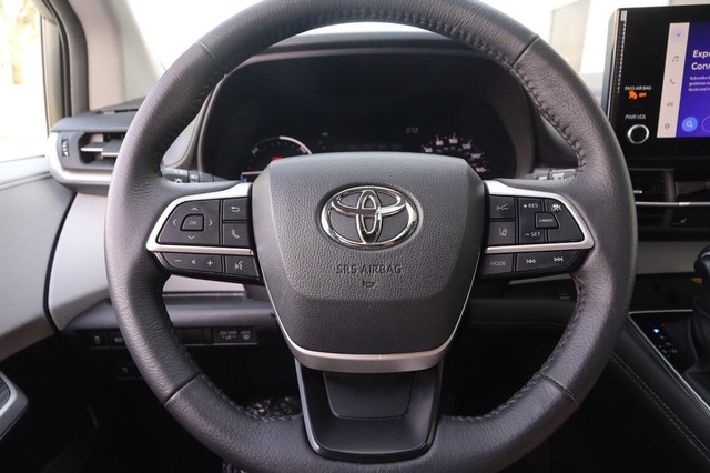 Toyota Sienna Vehicle Image 13
