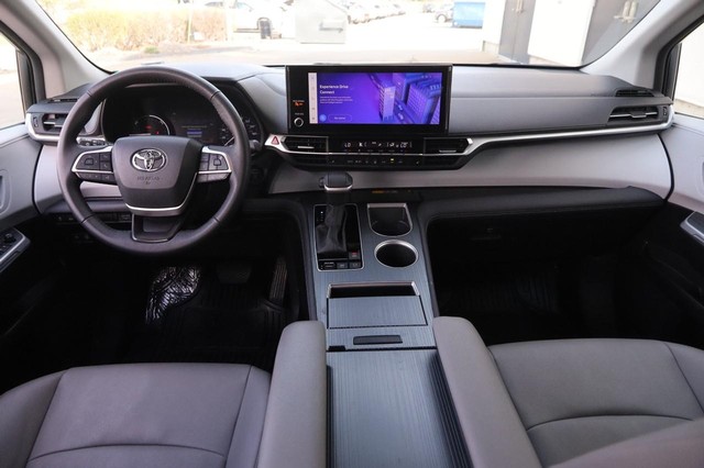Toyota Sienna Vehicle Image 24