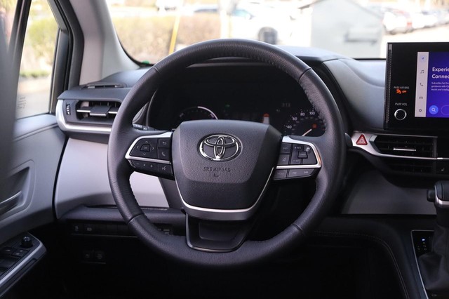 Toyota Sienna Vehicle Image 26