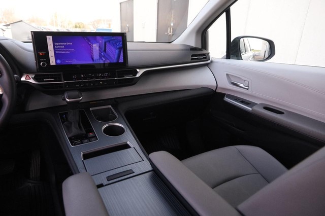 Toyota Sienna Vehicle Image 28