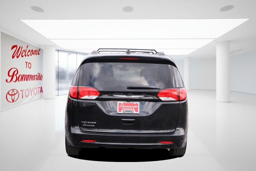 Chrysler Voyager Vehicle Full-screen Gallery Image 6