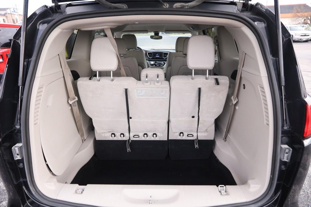 Chrysler Voyager Vehicle Full-screen Gallery Image 7