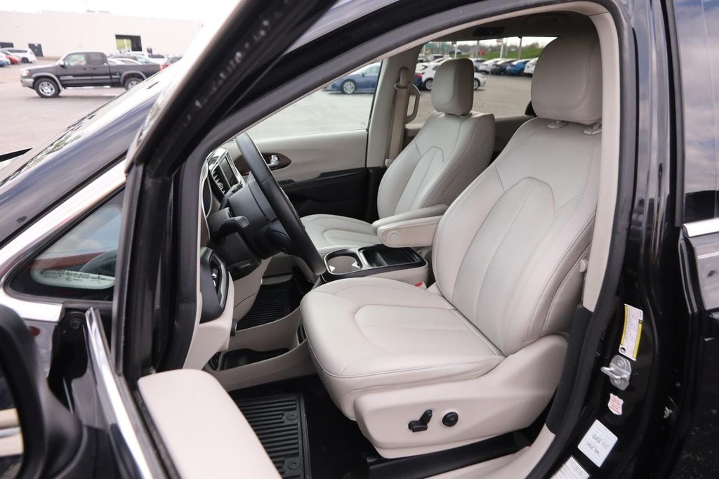 Chrysler Voyager Vehicle Full-screen Gallery Image 8