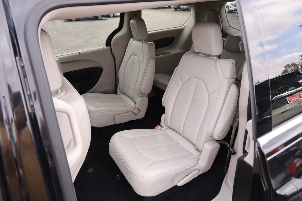 Chrysler Voyager Vehicle Full-screen Gallery Image 9