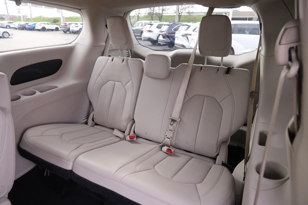 Chrysler Voyager Vehicle Full-screen Gallery Image 10