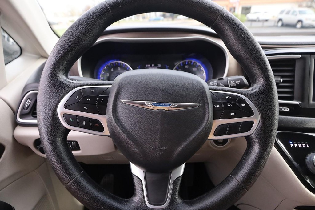 Chrysler Voyager Vehicle Full-screen Gallery Image 11