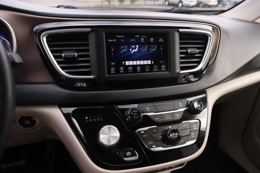 Chrysler Voyager Vehicle Full-screen Gallery Image 15