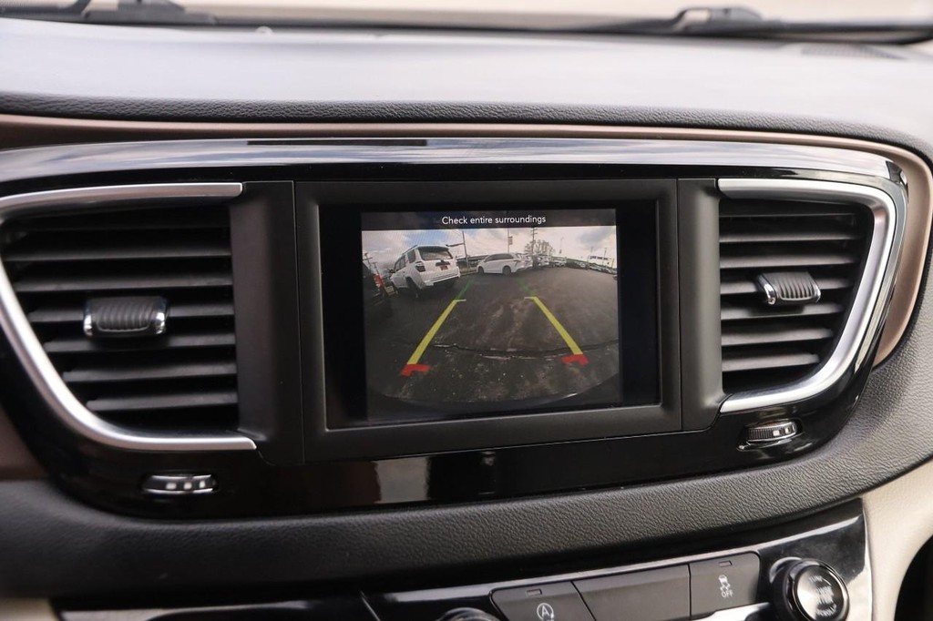 Chrysler Voyager Vehicle Full-screen Gallery Image 17