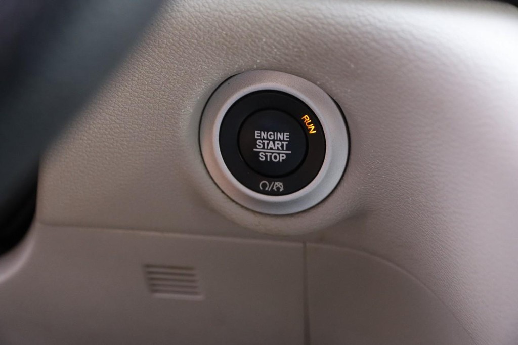 Chrysler Voyager Vehicle Full-screen Gallery Image 18