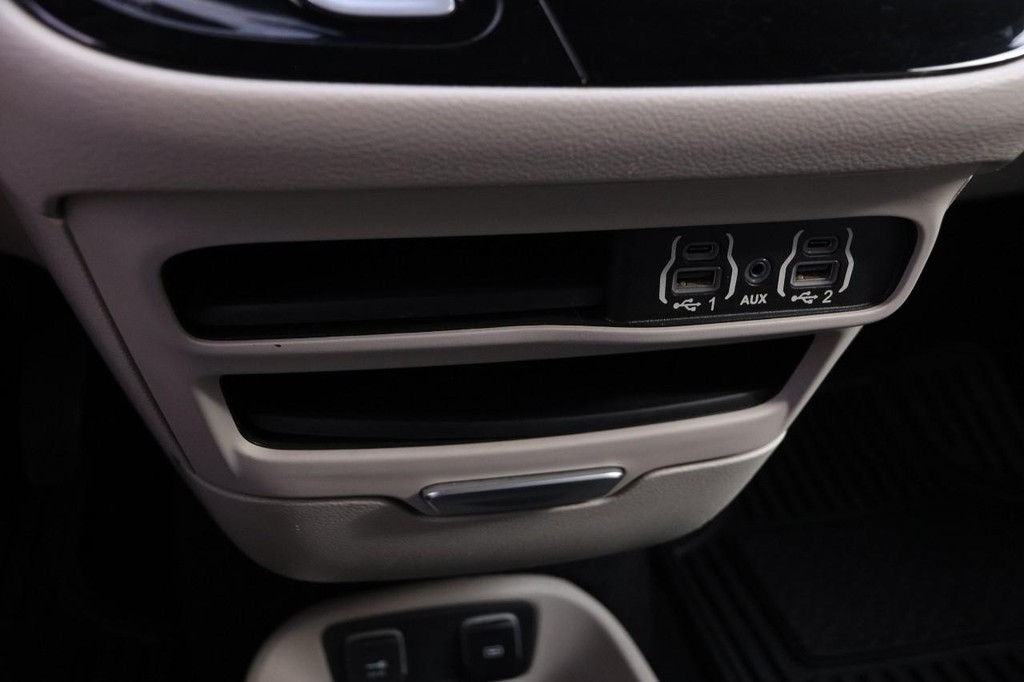 Chrysler Voyager Vehicle Full-screen Gallery Image 20