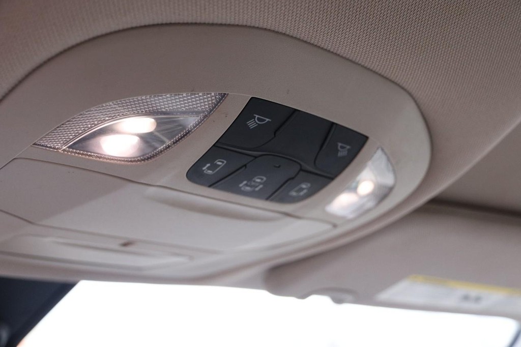 Chrysler Voyager Vehicle Full-screen Gallery Image 22