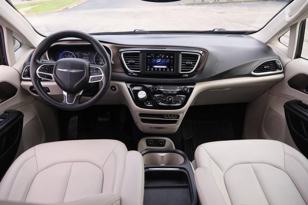 Chrysler Voyager Vehicle Full-screen Gallery Image 23