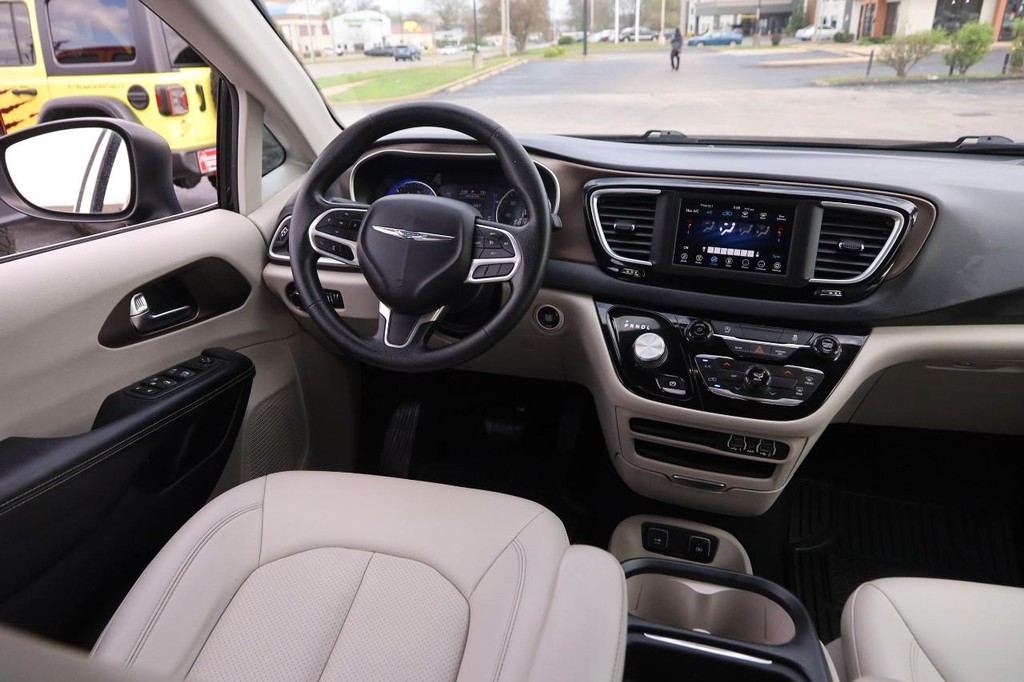 Chrysler Voyager Vehicle Full-screen Gallery Image 24