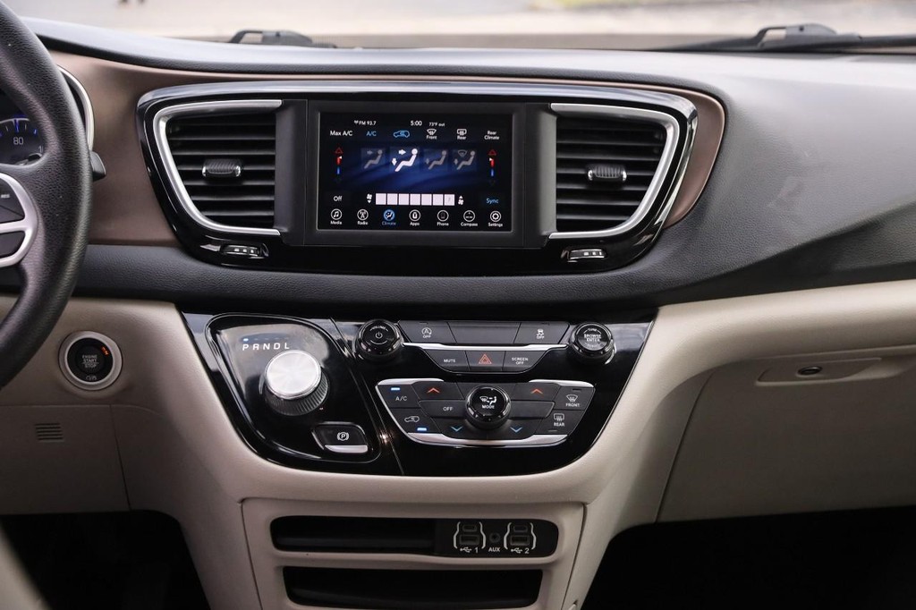 Chrysler Voyager Vehicle Full-screen Gallery Image 26