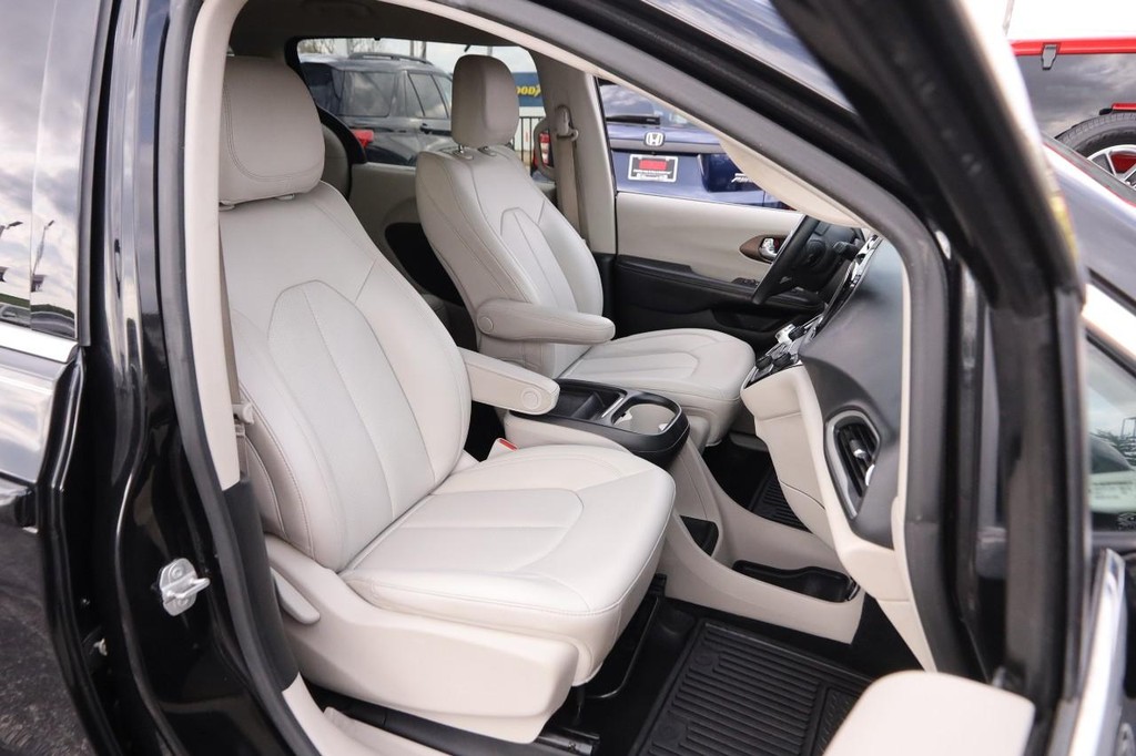 Chrysler Voyager Vehicle Full-screen Gallery Image 28