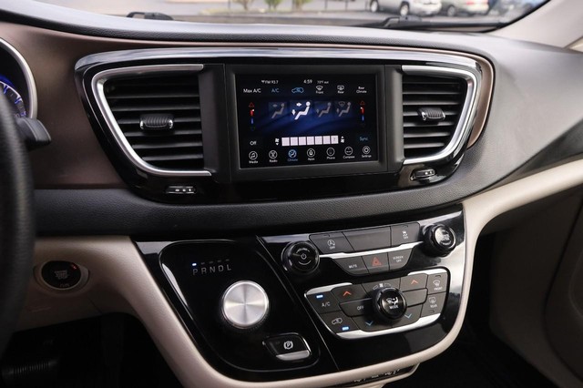 Chrysler Voyager Vehicle Image 15