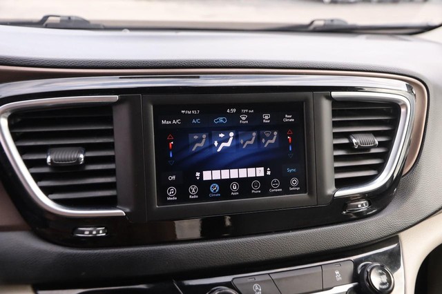 Chrysler Voyager Vehicle Image 16