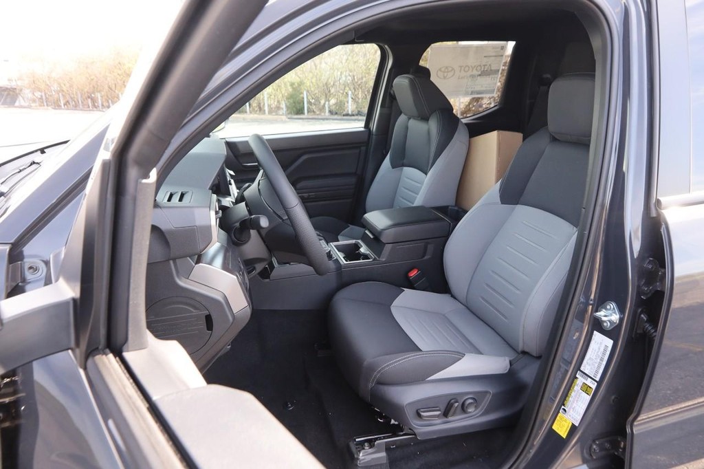 Toyota Tacoma 4WD Vehicle Full-screen Gallery Image 8