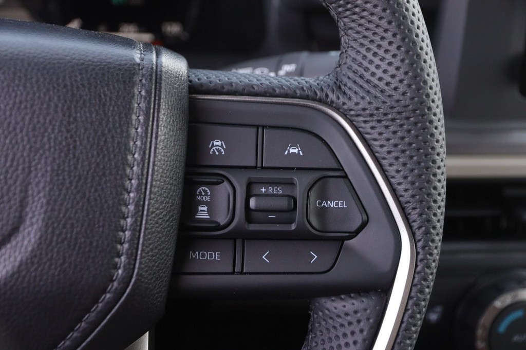 Toyota Tacoma 4WD Vehicle Full-screen Gallery Image 12