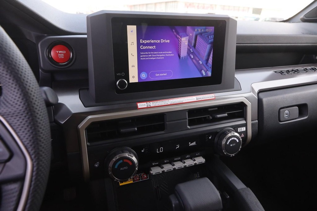 Toyota Tacoma 4WD Vehicle Full-screen Gallery Image 16