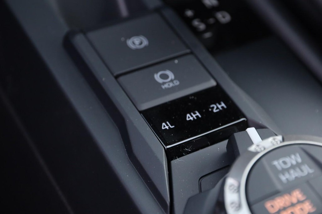 Toyota Tacoma 4WD Vehicle Full-screen Gallery Image 20