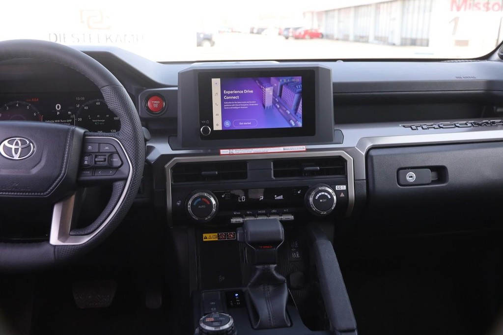 Toyota Tacoma 4WD Vehicle Full-screen Gallery Image 25