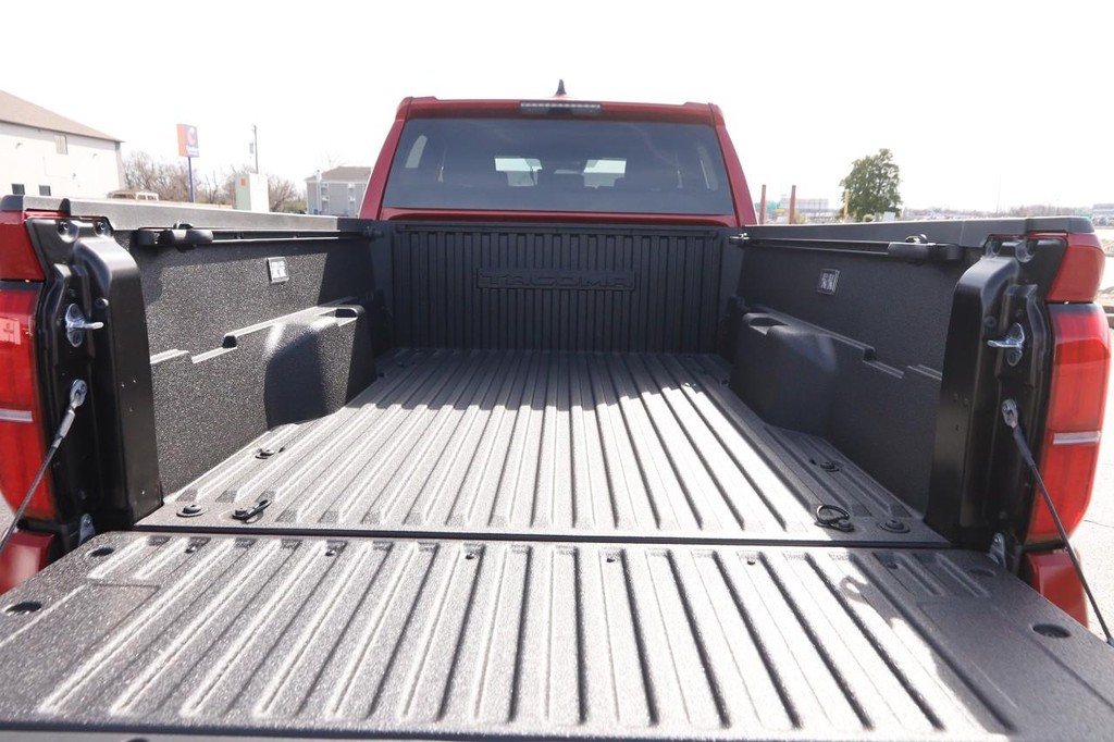 Toyota Tacoma 4WD Vehicle Full-screen Gallery Image 7