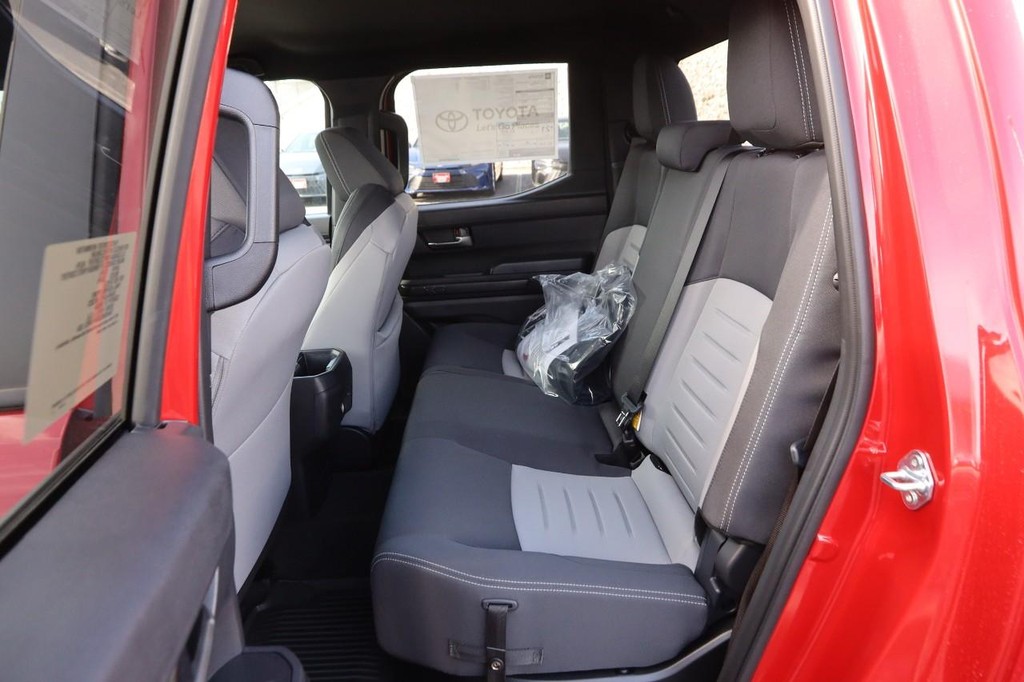 Toyota Tacoma 4WD Vehicle Full-screen Gallery Image 9