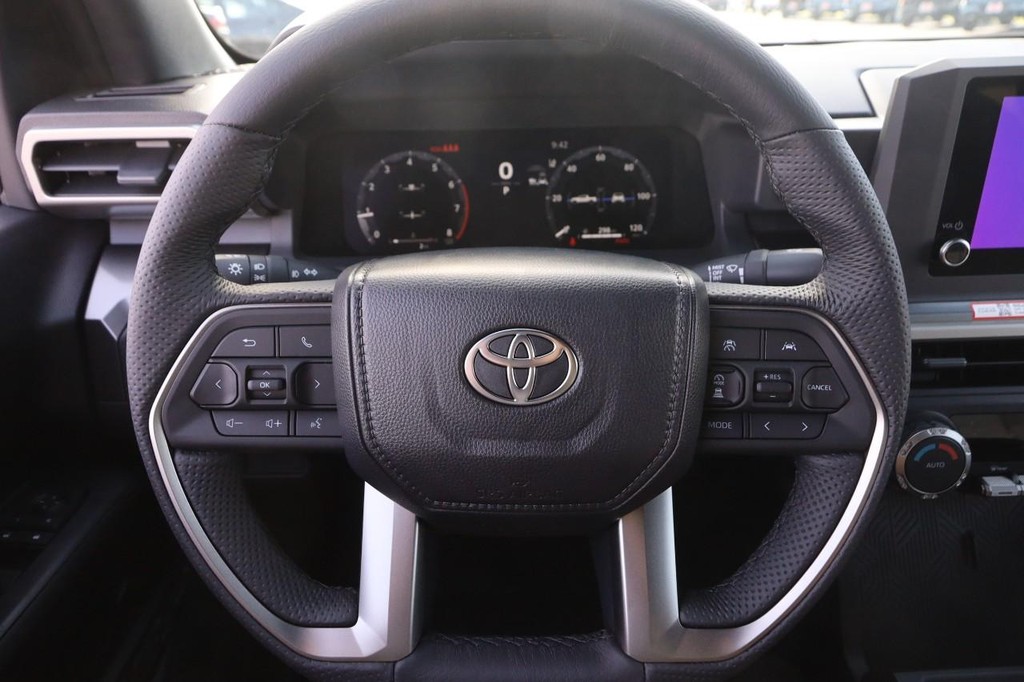 Toyota Tacoma 4WD Vehicle Full-screen Gallery Image 10