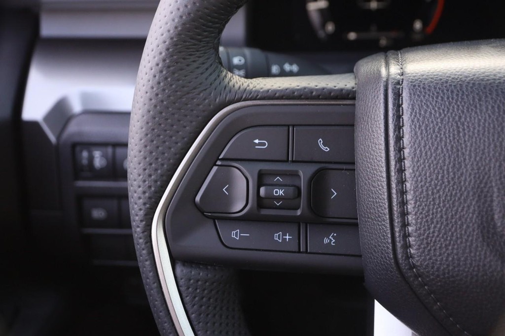 Toyota Tacoma 4WD Vehicle Full-screen Gallery Image 11