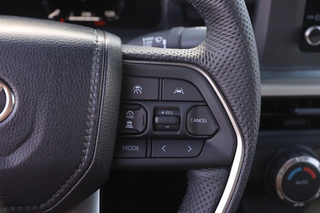 Toyota Tacoma 4WD Vehicle Full-screen Gallery Image 12