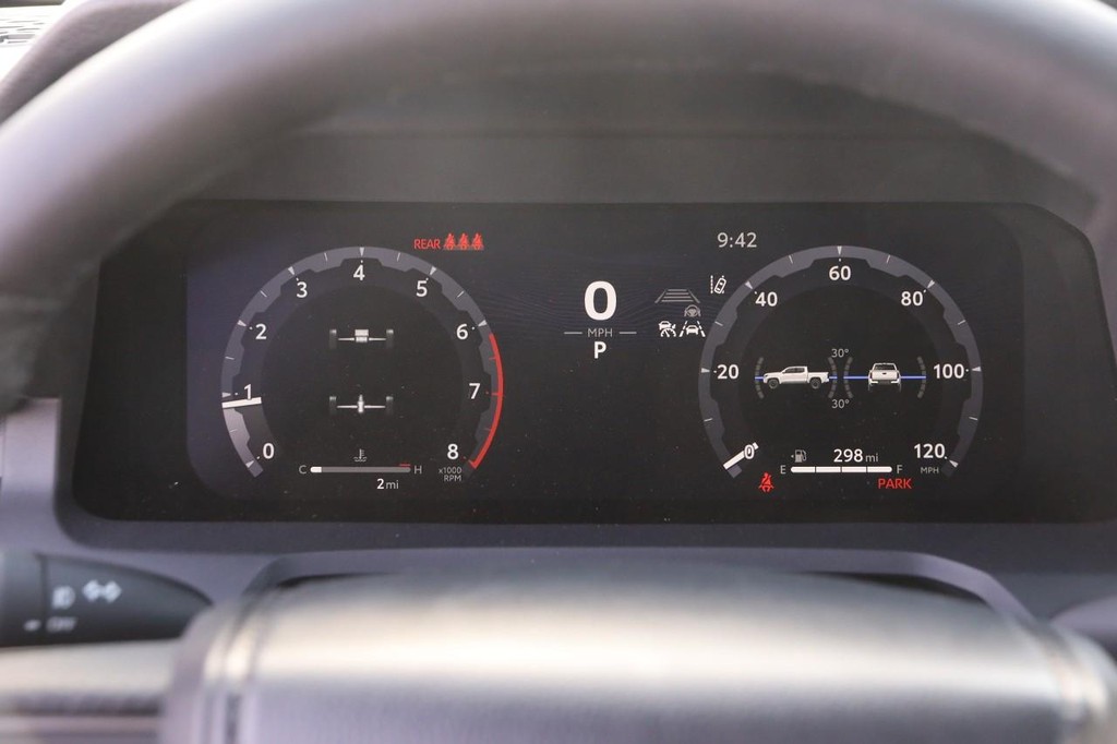 Toyota Tacoma 4WD Vehicle Full-screen Gallery Image 13