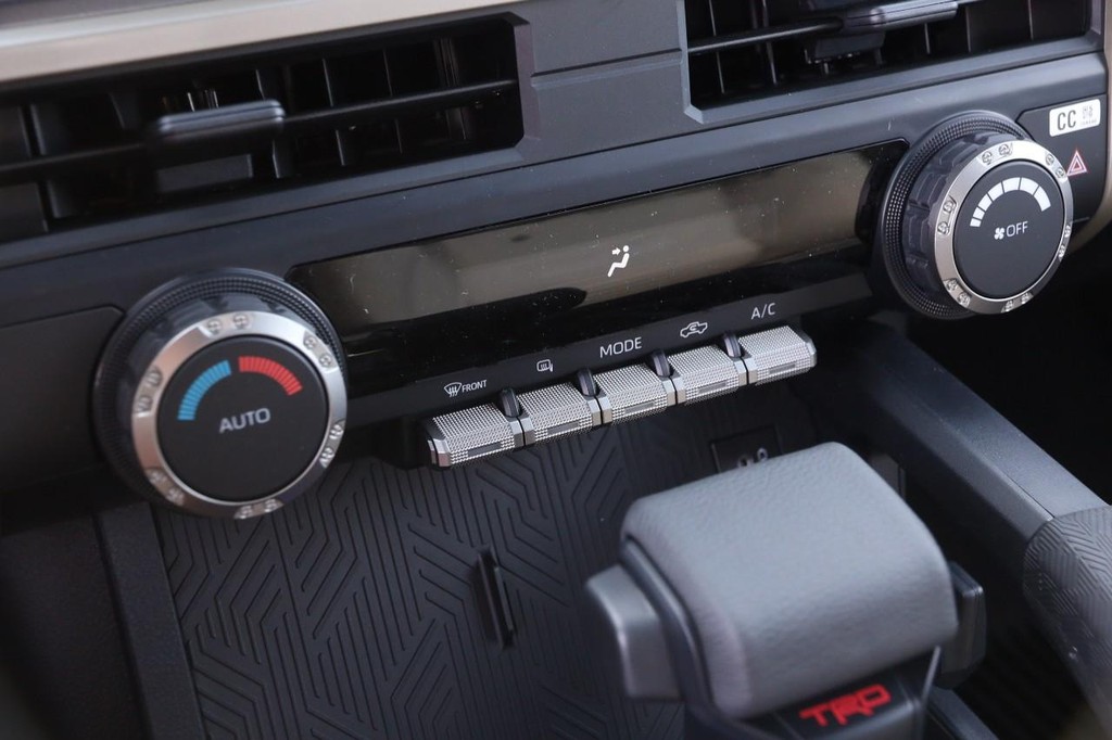 Toyota Tacoma 4WD Vehicle Full-screen Gallery Image 18