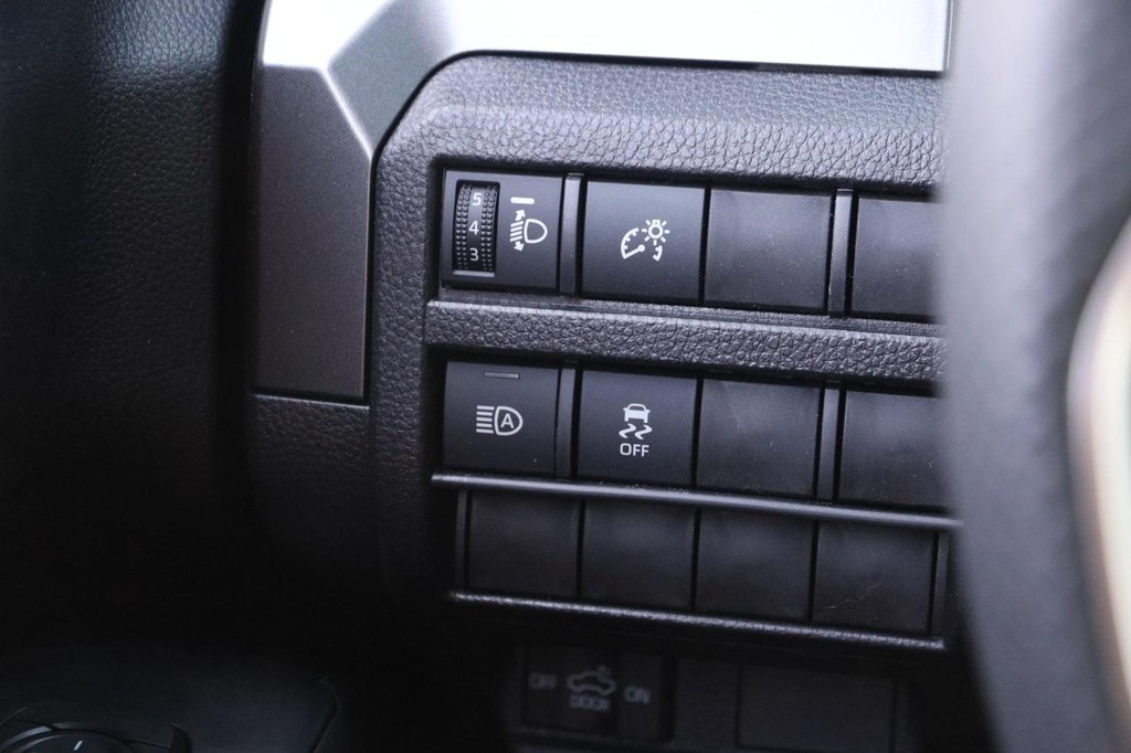 Toyota Tacoma 4WD Vehicle Full-screen Gallery Image 21