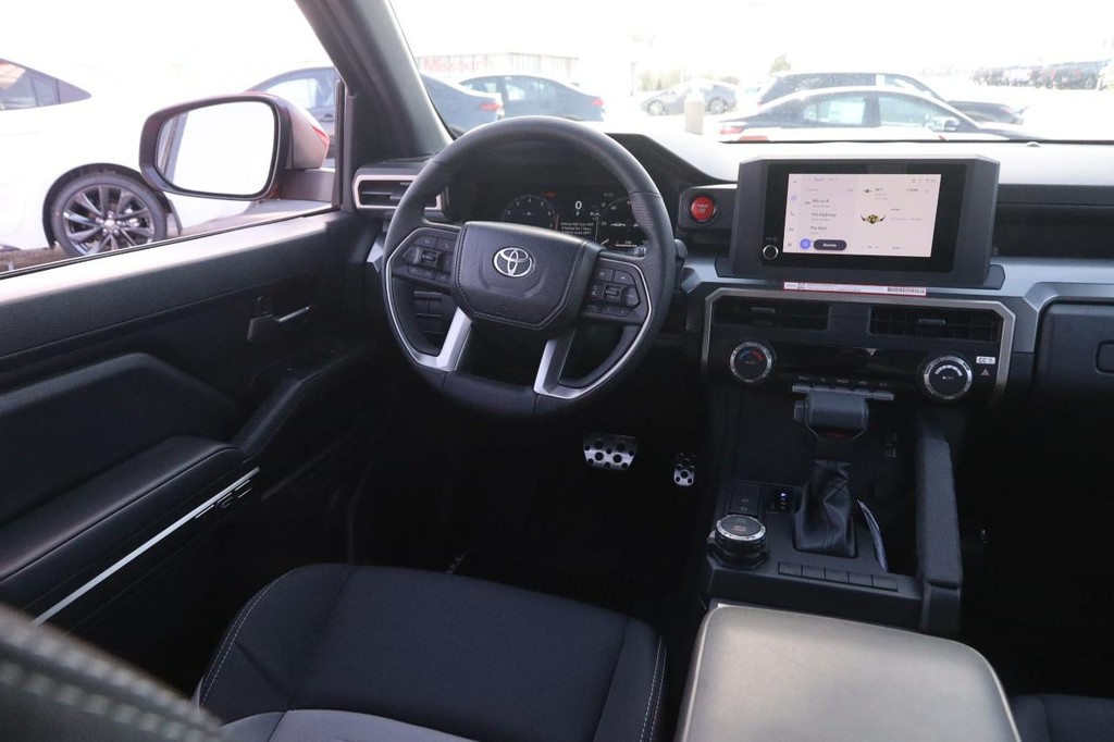 Toyota Tacoma 4WD Vehicle Full-screen Gallery Image 23