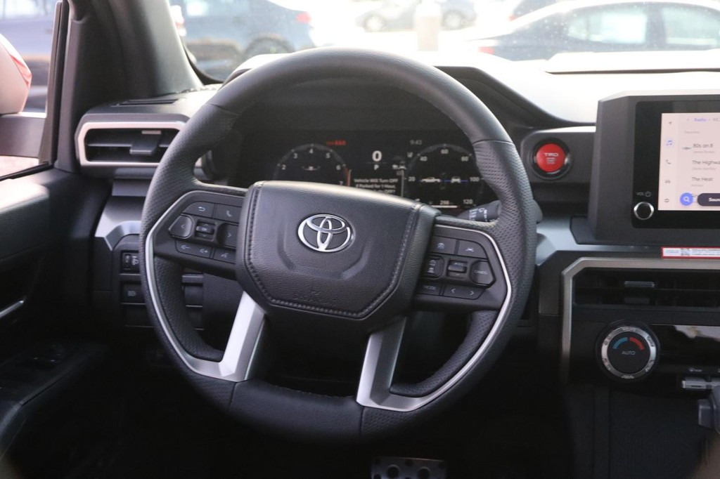 Toyota Tacoma 4WD Vehicle Full-screen Gallery Image 24