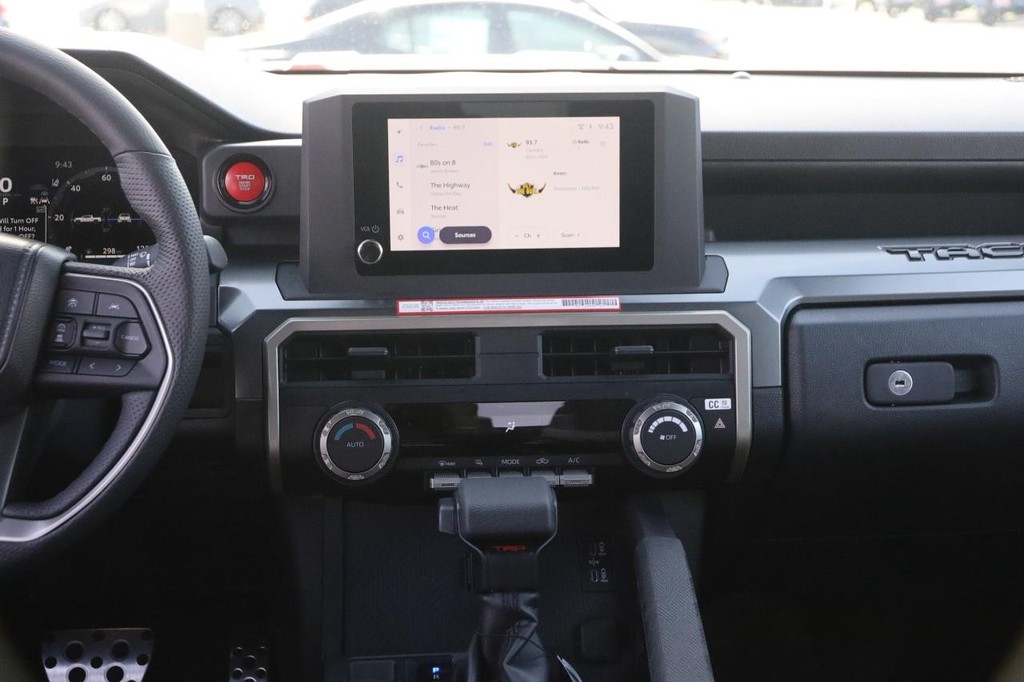 Toyota Tacoma 4WD Vehicle Full-screen Gallery Image 25