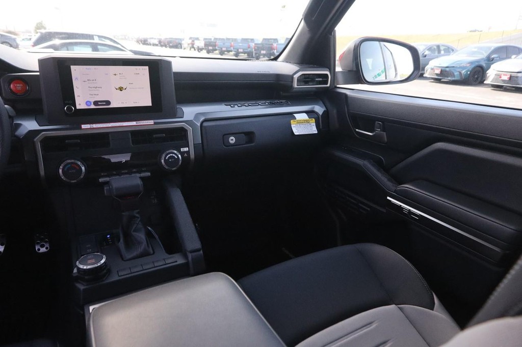 Toyota Tacoma 4WD Vehicle Full-screen Gallery Image 26