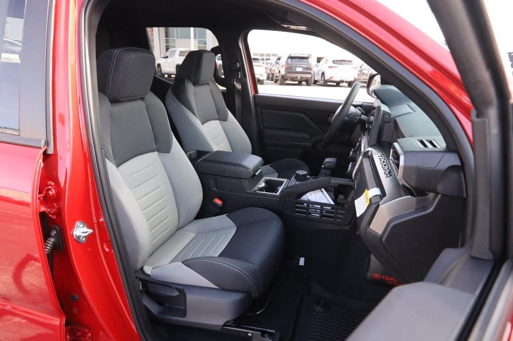 Toyota Tacoma 4WD Vehicle Full-screen Gallery Image 27