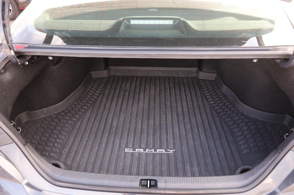 Toyota Camry Vehicle Full-screen Gallery Image 7