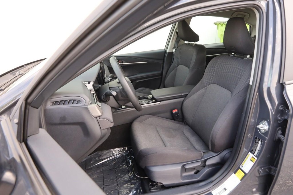 Toyota Camry Vehicle Full-screen Gallery Image 8