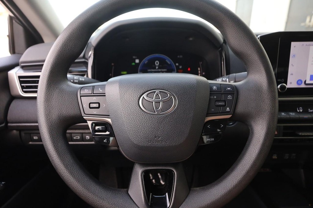 Toyota Camry Vehicle Full-screen Gallery Image 10