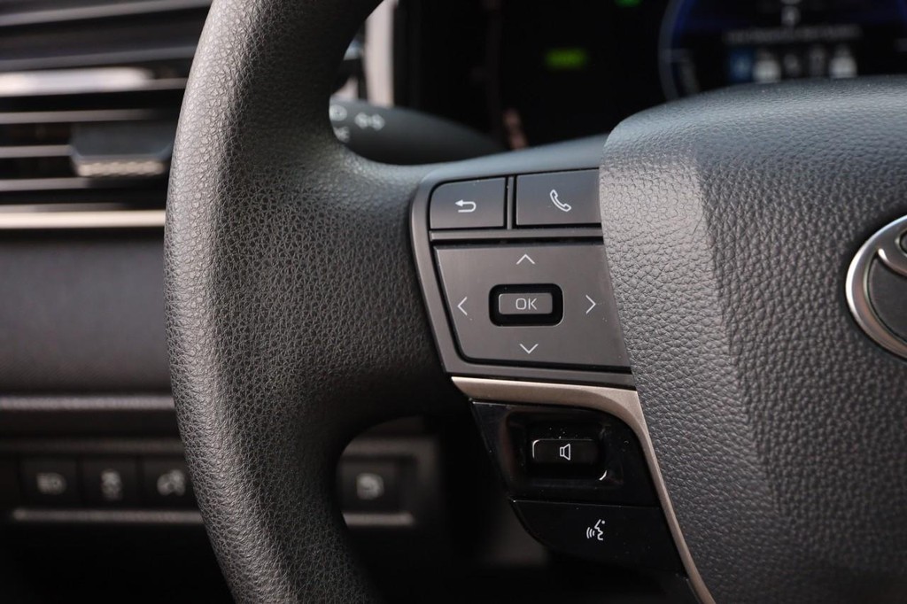 Toyota Camry Vehicle Full-screen Gallery Image 11